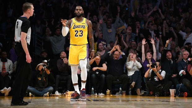 lebron_throws_up_gooseneck_in_lakers_win.jpg
